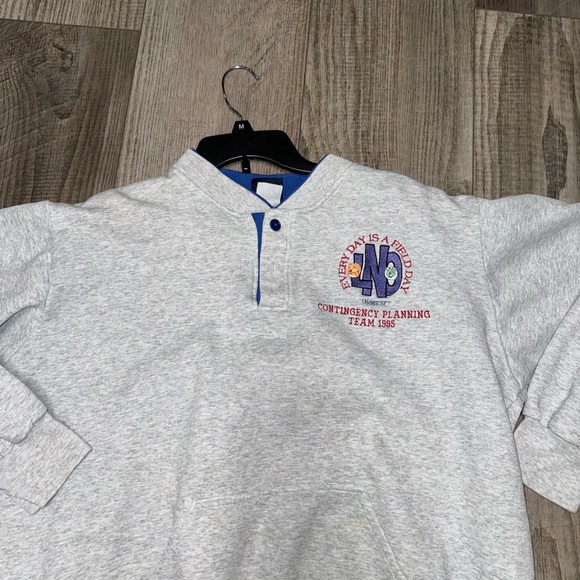 Vintage Hilton Active Apparel gray crewneck 1/4 button embroidered patch 90s Y2k - Picture 3 of 6